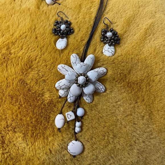 Gorgeous White Turquoise Stone Flower Necklace and Bracelet Set - Picture 2 of 6
